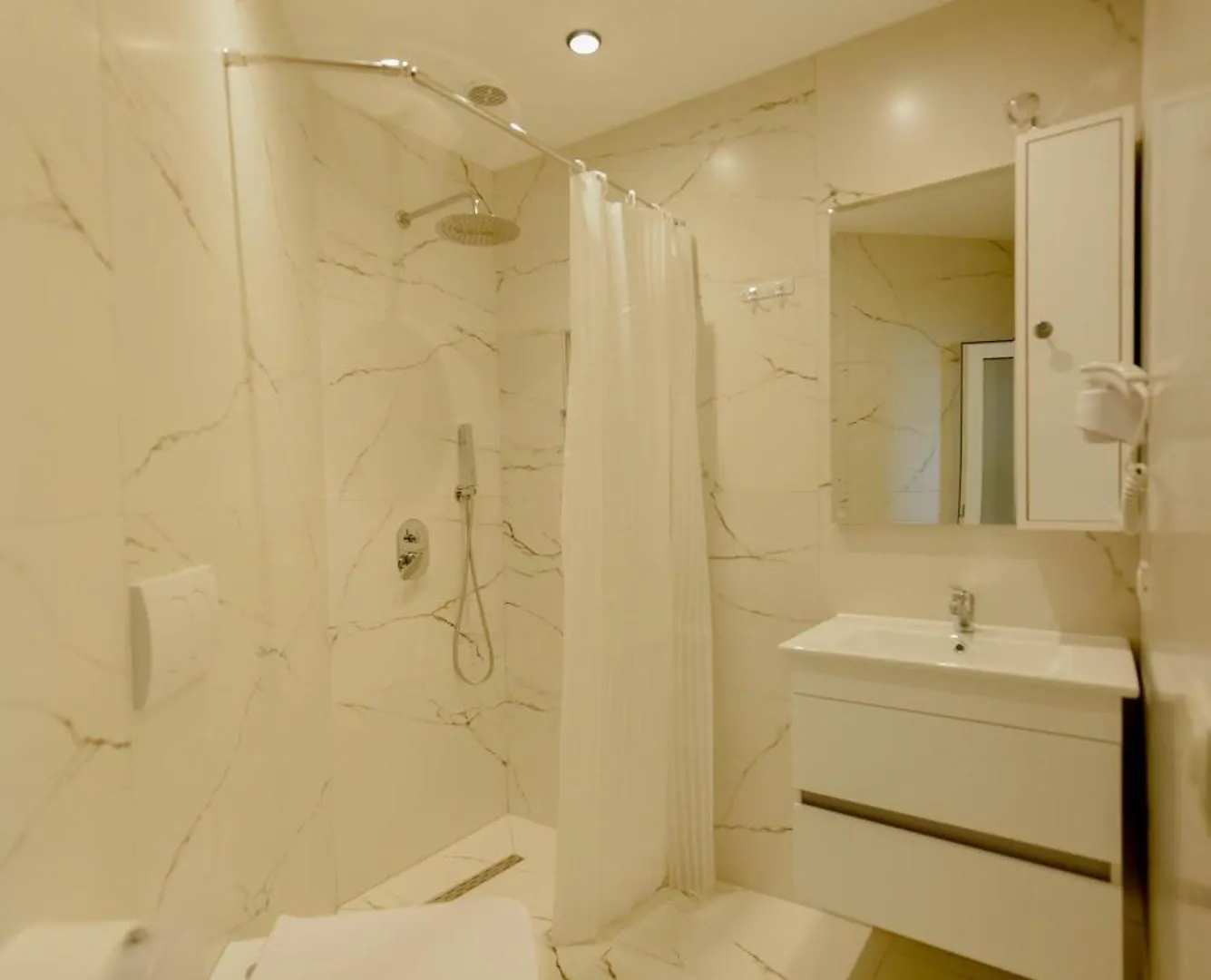 Hotel Blini Shkodër 3*,